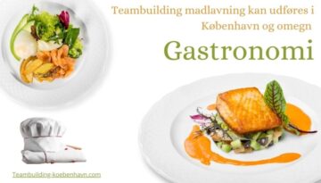 Billedet fremhæver et gastronomisk teambuilding-event i København og omegn, med fokus på madlavning. Det viser to tallerkener med fint anrettet mad: den ene tallerken indeholder en sund salat med diverse grøntsager, mens den anden præsenterer en perfekt stegt fisk oven på en frisk grøntsagsblanding. Ovenfor retterne står der "Teambuilding madlavning kan udføres i København og omegn", og ordet "Gastronomi" er fremhævet i stor grøn tekst. Nederst ses en kokkehue, som symboliserer temaet for madlavning og kulinarisk kunst. Websiden "Teambuilding-kobenhavn.com" angiver hvor man kan finde mere information.