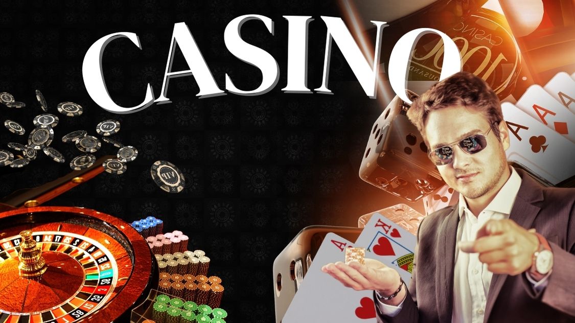 Et stilfuldt casino-tema med roulette, jetoner, spillekort og en mand i jakkesæt og solbriller, der inviterer til spil. Billedetekst: "Casino Night